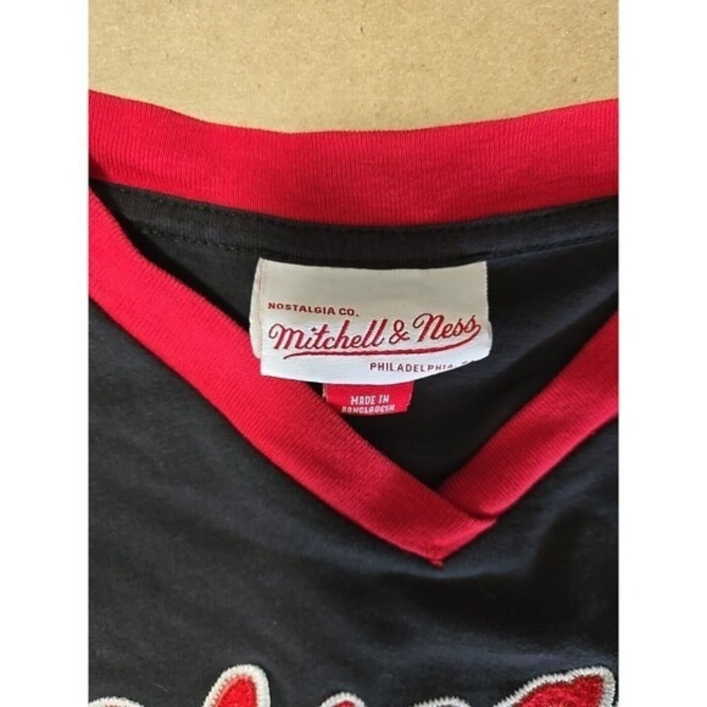 Mitchell & Ness Chicago T Shirt V Neck Red Trim Nostalgia Co. Menswear boy 18-20 - Picture 5 of 9